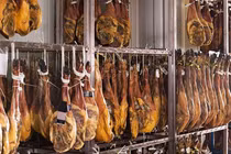 Mệnh danh "ngon nhất thế giới", đùi heo muối đổ chợ Tết rẻ chưa từng có