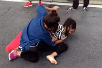 Nữ sinh đất Mỏ lao vào hỗn chiến, bạn bè đứng cổ vũ