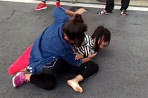 Nữ sinh đất Mỏ lao vào hỗn chiến, bạn bè đứng cổ vũ