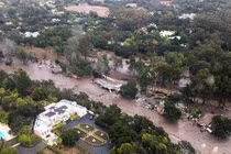 Bị chôn vùi trong vụ lở bùn, bé gái 2 tuổi thoát chết thần kỳ