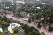 Bị chôn vùi trong vụ lở bùn, bé gái 2 tuổi thoát chết thần kỳ