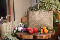 Lấy cây cỏ về đan túi, khách trong và ngoài nước đều muốn mua