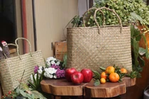 Lấy cây cỏ về đan túi, khách trong và ngoài nước đều muốn mua