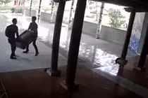 Video: Hai thanh niên ngang nhiên khiêng trộm hòm công đức giữa ban ngày