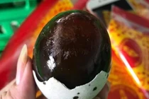 Bất ngờ loại trứng đen sì được săn lùng