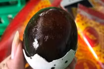 Bất ngờ loại trứng đen sì được săn lùng