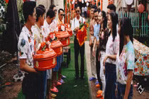 Hội bạn thân "lầy lội" diện đồ cha mẹ bưng tráp trong đám cưới 