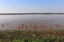 Video: Nguy hiểm trẻ đuối nước ở các bãi tắm tự phát tại Hà Nội