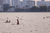 Video: Bệnh chết người khi tắm ở hồ Tây?