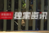 Triệu Vy chủ động đòi hôn người đàn ông lạ mặt giữa chốn đông người