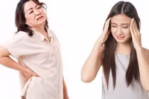 Con dâu giấu nhân tình dưới gầm giường bị mẹ chồng bắt được