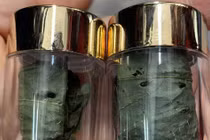 Tiết lộ về loại lá khô đắt đỏ nhất Việt Nam