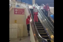 VĐV khoe tuyệt kỹ đi thang cuốn bằng 1 tay ở Olympic mùa đông 2018