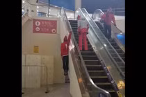 VĐV khoe tuyệt kỹ đi thang cuốn bằng 1 tay ở Olympic mùa đông 2018