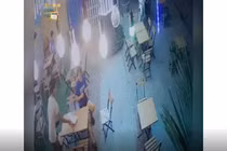 Video: Pha xé gió thót tim của nam thanh niên giữa tiệm cafe 