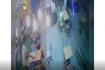 Video: Pha xé gió thót tim của nam thanh niên giữa tiệm cafe 
