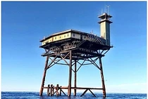 Video: Khách sạn giữa lòng đại dương, muốn tới phải đi trực thăng