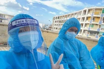 Hình ảnh đẹp trong nhật ký tình nguyện vùng dịch của cặp đôi 9x