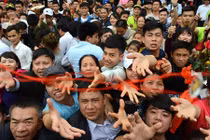 Video: Loạt hình ảnh xấu xí, phản cảm tại các lễ hội đầu xuân 2018