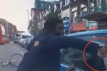 Video: Va chạm giao thông, người đi xe đạp rút dao điên cuồng chém ô tô