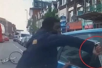 Video: Va chạm giao thông, người đi xe đạp rút dao điên cuồng chém ô tô