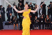 Sao nữ mặc phản cảm trên thảm đỏ LHP Venice