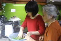 Tôi cần mẹ, dẫu chỉ là cái bóng bên đời