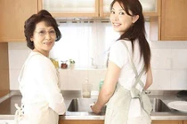 Giận "sôi máu" vì hành động trêu tức con dâu của mẹ chồng