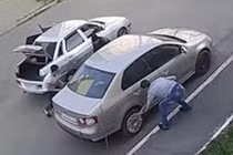Video: Ngang nhiên tháo trộm chụp la-zăng ô tô giữa ban ngày