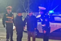 Video : Ông cụ già 80 tuổi bỏ nhà đi bụi vì bị vợ giữ lương