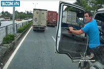 Video: lái xe bồn cầm dao xuống "dằn mặt" tài xế container