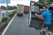 Video: lái xe bồn cầm dao xuống "dằn mặt" tài xế container
