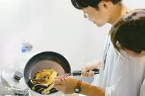 Suốt 1 tháng chồng nấu cơm cho vợ nhưng tờ đơn trên bàn khiến anh sốc