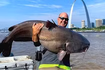 Người đàn ông Mỹ bắt được con cá trê nặng nửa tạ