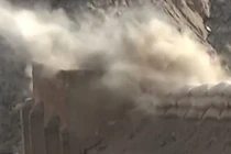 Binh sĩ TQ bất cẩn ném lựu đạn nổ ngay sát chân mình