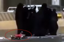 Video: Nhóm phụ nữ Ả Rập Xê Út mải đánh nhau làm rơi con trẻ