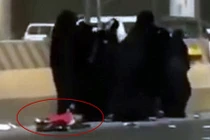 Video: Nhóm phụ nữ Ả Rập Xê Út mải đánh nhau làm rơi con trẻ