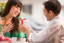 Lộ chuyện ngoại tình vì tặng nhầm bồ món quà dành cho vợ