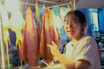 Video : Mực khổng lồ giá siêu cao ở TP.HCM