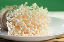 Trồng nấm kim châm từ rễ bỏ đi, sau 2 tuần, cả nhà ăn “đã đời”