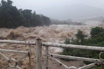 Video: Nước lũ đổ xuống đường như thác ở Hà Giang