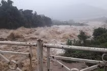 Video: Nước lũ đổ xuống đường như thác ở Hà Giang