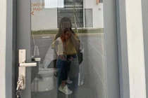 Vách ngăn nhà vệ sinh trong suốt khiến học sinh dở khóc dở cười