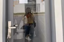 Vách ngăn nhà vệ sinh trong suốt khiến học sinh dở khóc dở cười