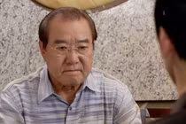 Bố chồng nổi khùng lên chỉ vì món quà con dâu tặng mẹ chồng