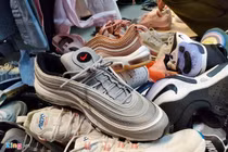 Thương hiệu nổi tiếng Louis Vuitton, Chanel, Rolex tại The Manor bị nghi giả mạo