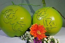 Dừa khắc chữ được "hét" giá 800 ngàn một quả tại Hà Nội