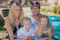 Vợ chồng trẻ bán hết tài sản để đưa 2 con đi du lịch