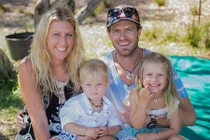 Vợ chồng trẻ bán hết tài sản để đưa 2 con đi du lịch