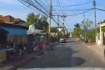 Video: Bé gái đột ngột chạy qua đầu xe bán tải khiến tài xế thót tim